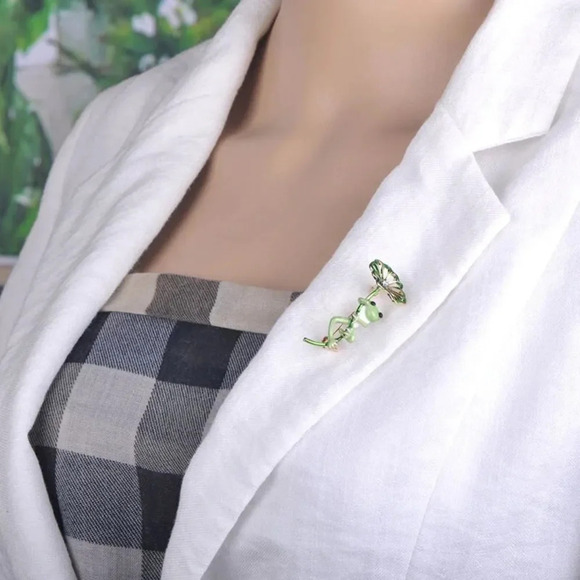 VQ Enamel Frog Brooch - Picture 3 of 8